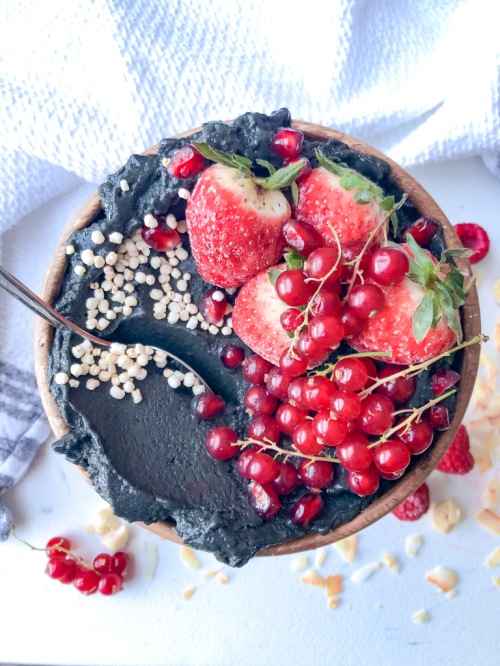 activated charcoal smoothie bowl