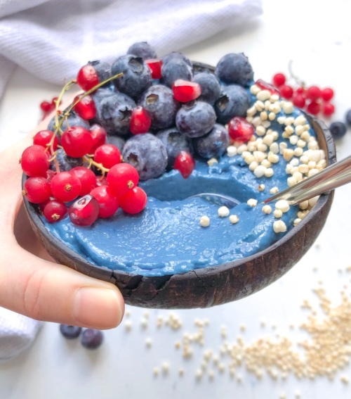 Blue spirulina smoothie bowl